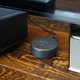 Imagen para el artículo titulado Si todos los auriculares te hacen daño, ¿has probado a colgarte unos altavoces al cuello?